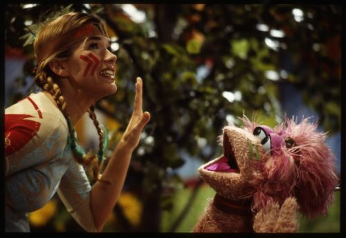 Szenenfoto von Anke Engelke und Tiffy aus der Kinderserie Sesamstraße (Deutschland seit 1973)