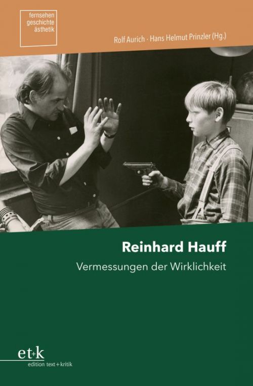 Buchcover mit einem schwarz-weiß Foto von einem Jungen, der einen Mann mit einer Waffe bedroht.