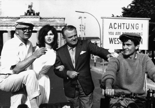Director Billy Wilder with actors infront of the Brandenburg Gate