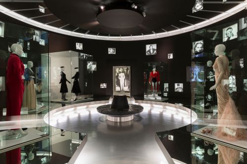 Kostüme der Schauspielerin Marlene Dietrich in einem gut ausgeleuchteten Raum des Museums
