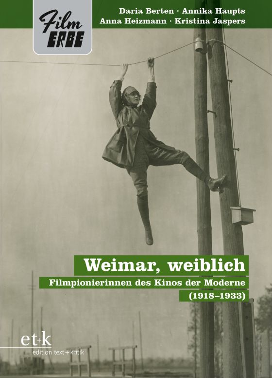 Buchcover mit wei&szlig;er Schrift auf gr&uuml;nem Untergrund und einem Schwarzwei&szlig;-Foto von einer Frau die an einem Stromkabel neben zwei Pfosten schwingt.