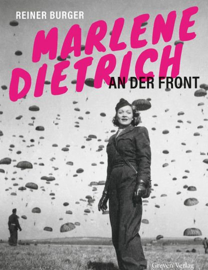 Marlene Dietrich in amerikanischer Milit&auml;r-Uniform. Der Himmel ist voller Fallschirme.