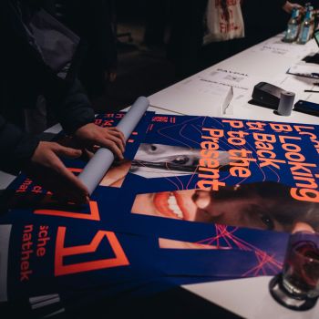 Plakate der Filmreihe werden auf einem Tisch zusammengerollt.