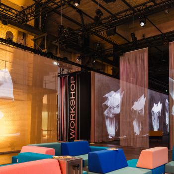 Gro&szlig;formatige, teils transparente Projektionen einer T&auml;nzerin an Stoffbahnen.