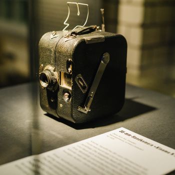 Historische Kleinbild-Filmkamera in Vitrine