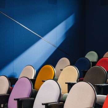 Bunte Kinosessel in einem kleinen Kino