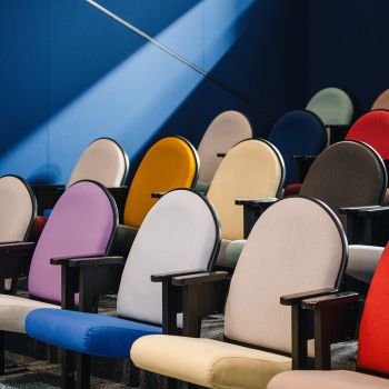 Bunte Kinosessel in einem kleinen Kino