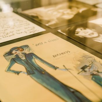 Ein Grafikentwurf von einem Filmkost&uuml;m und andere Objekte in einer Museumsvitrine