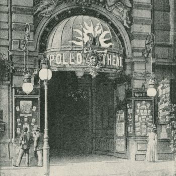 Historisches Foto vom Filmtheater Apollo mit pr&auml;chtigem Eingang und zwei Personen davor.