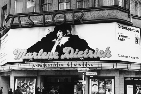 Vor dem Astor-Kino ist ein Bild von Marlene Dietrich zu sehen, das auf die Retrospektive der Schauspielerin im Kino hinweist.