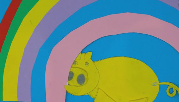 In einer Farbkarton-Collage versteckt sich ein gelbes Schwein hinter einem Regenbogen.