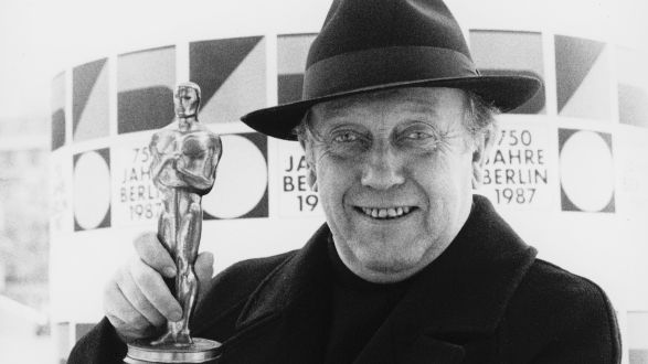 Regisseur Heinz Rathsack h&auml;lt einen Oscar in seiner Hand.