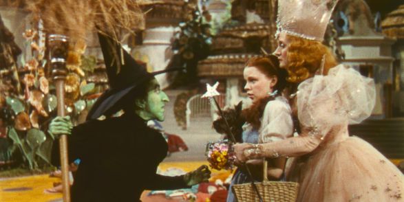 Gr&uuml;nes Hexe, rothaariges M&auml;dchen und blonde Prinzessin in einem M&auml;rchenland.