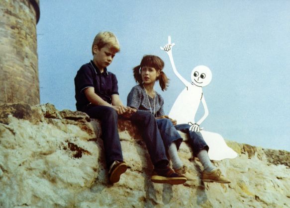 Zwei Kinder sitzen auf einer Mauer und unterhalten sich, daneben sitzt ein Zeichentrick-Gespenst und meldet sich.