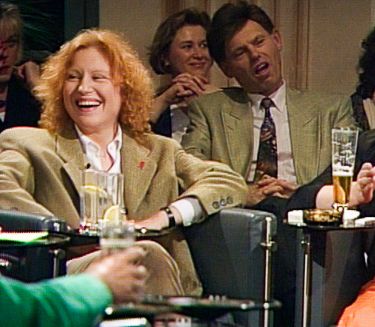 Maren Kroymann lachend in einer Talkshow