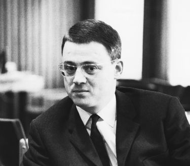 Portr&auml;t von Alexander Kluge als jungem Mann