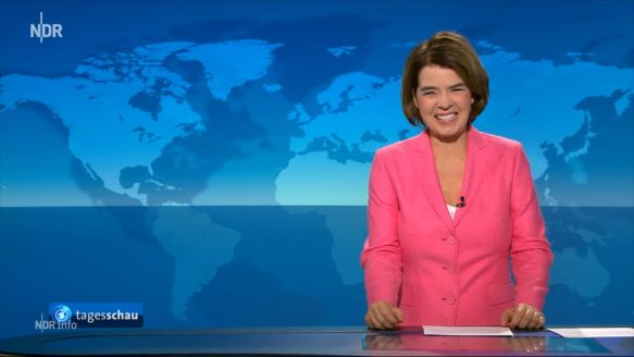 Lachende Nachrichtensprecherin der Tagesschau