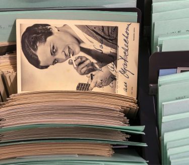 Archivkasten, raugezogen ein schwarz-wei&szlig;-Foto einer Frau, die Zigarette raucht