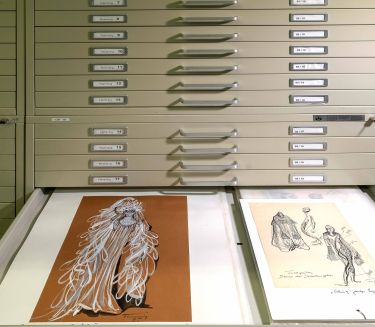 Eine Schublade ist aus einem Archivschrank rausgezogen. In der Schublade liegen zwei Zeichnungen.