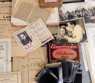 Verschiede Dokumente ausgebreitet auf einem Tisch: Fotos, Dias, Schriftst&uuml;cke und ein Ausweis