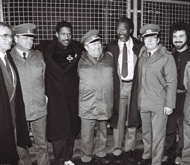 Edward Zwick, Denzel Washington, Morgan Freeman und Freddie Fields am Grenz&uuml;bergang Invalidenstra&szlig;e mit Grenzsoldaten, Berlin 1990
