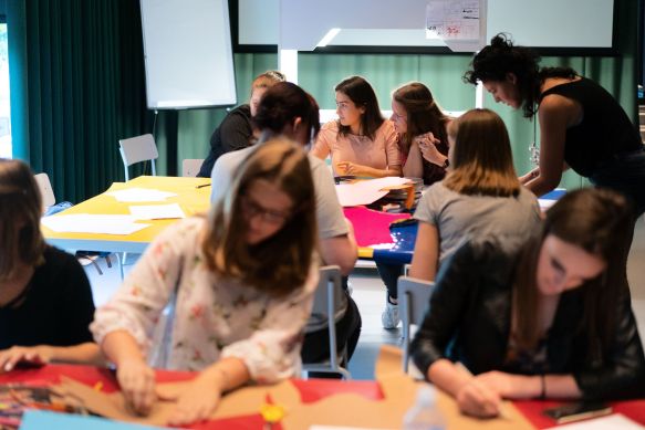 Eine Schulklasse legt einen Trickfilm in einem Stop-Motion Workshop.