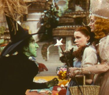 Gr&uuml;nes Hexe, rothaariges M&auml;dchen und blonde Prinzessin in einem M&auml;rchenland.