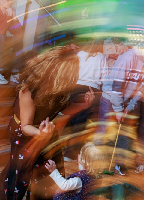 Verschwommenes Bild von tanzenden Menschen.