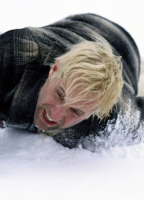 Ein Mann kriecht durch den Schnee.