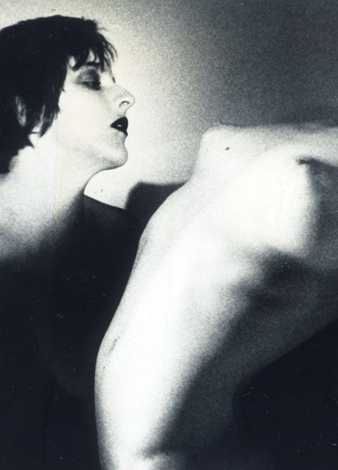 Filmstill von zwei nackten Menschen.