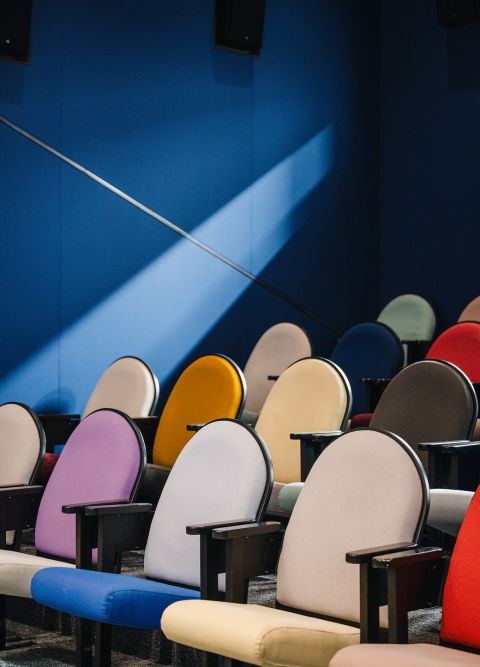 Bunte Kinosessel in einem kleinen Kino