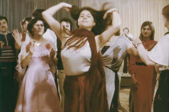 Eine Frau wirft ihre langen schwarzen Haare sinnlich beim Tanzen. A woman sensually tosses her long black hair while dancing.