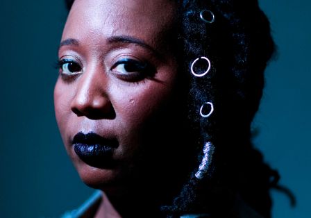 Die Musikerin Sky Deep blickt direkt in die Kamera.