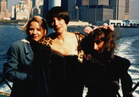 Drei Frauen auf einem Boot vor der angeschnitten Skyline von NYC.