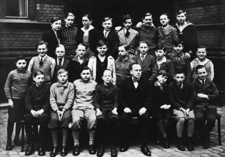 Ein Klassenfoto des Lessing-Gymnasiums aus dem Jahr 1933. Die Klasse besteht nur aus Jungen.
