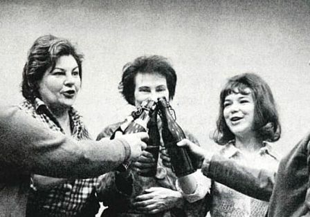 EIne schwarz wei&szlig; Fotografie von 5 Frauen. Sie sto&szlig;en alle gemeinsam mit Bier in der Hand an. 