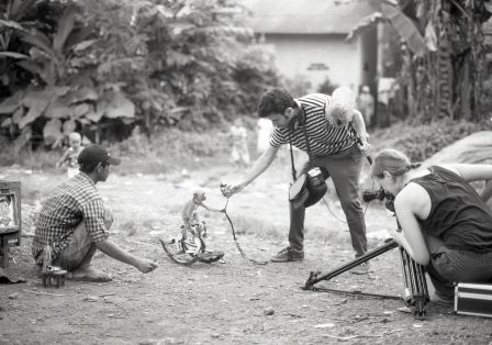 Das Kollektiv OJOBOCA beim Dreh ihres Films The Masked Monkeys, 2015, in Indonesien
