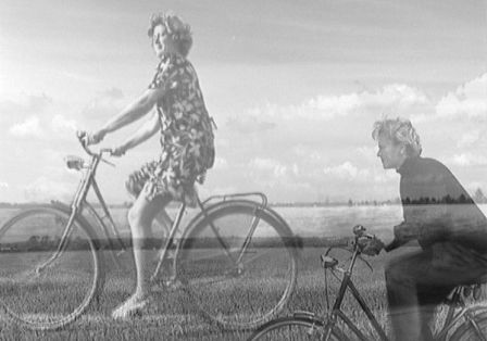 Zwei Fotos von jungen Frauen auf Fahrr&auml;dern in einem Feld, die sich &uuml;berlagern.