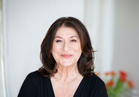 Porträt der Schauspielerin Eva Mattes, die freundlich in die Kamera lächelt.