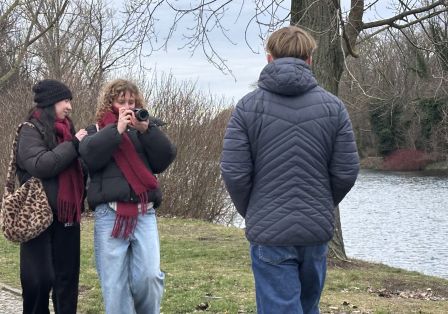 Jugendliche mit einer Kamera