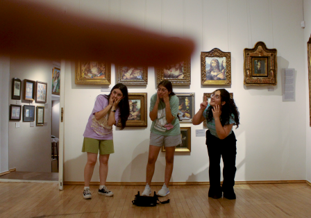 Drei Frauen im Kunstmuseum posieren quatschig f&uuml;r ein Foto.