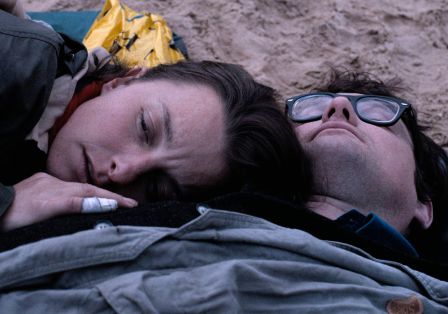 Gro&szlig;aufnahme der Gesichter von zwei Personen, die am Strand liegen.