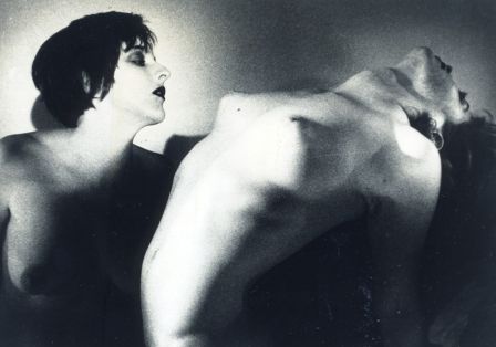 Filmstill von zwei nackten Menschen.