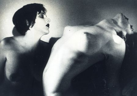 Filmstill von zwei nackten Menschen.