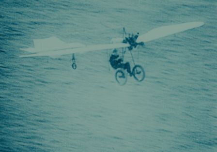 Ein Mann auf einem Fahrrad mit einem Flugzeug.