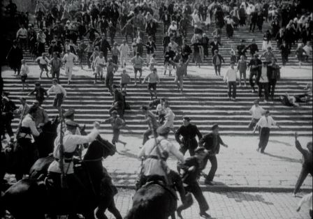 Schwarzes und wei&szlig;es Foto von Menschen auf einer Treppe in einer Revolutionssituation.