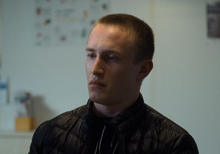 Ein junger Mann blickt nachdenklich und skeptisch nach vorn.