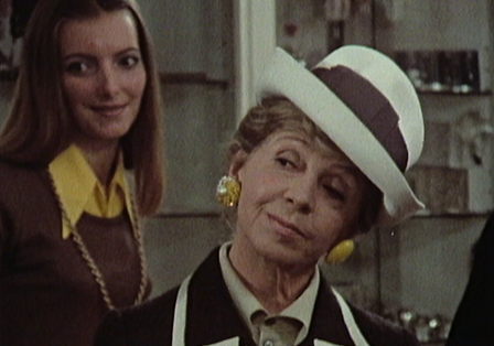 Zwei Frauen, eine, Inge Meysel, mit einem Hut, in einer K&uuml;che.
