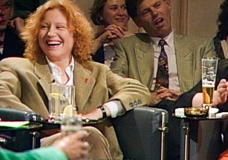 Maren Kroymann lachend in einer Talkshow
