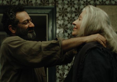 Ein syrischer Mann umarmt eine &auml;ltere Frau deutsche Frau.